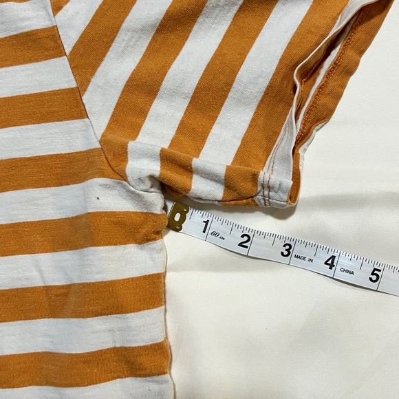 Vintage Y2K/90s Embroidered Guess T-Shirt Mustard Yellow/White Size Large - Picture 7 of 9